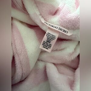 Victoria's Secret 2025 Short Cozy Robe Plush Fleece Warm Size XL/XXL Pink/white